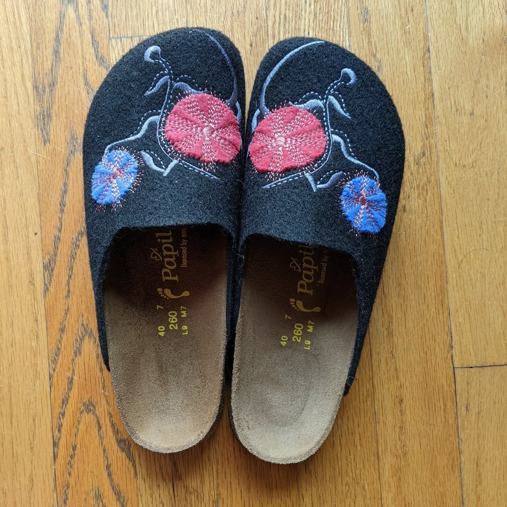 Birkenstock Papillio Black floral embroidery felt clogs - Super Cute! Like New!